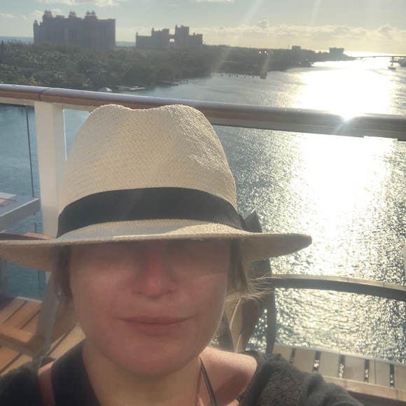 Meet your Posher, Amanda - Picture 1 of 1